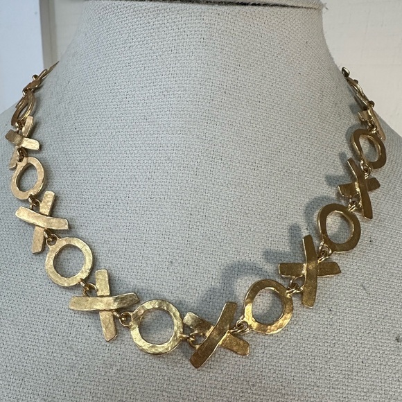 Vintage hammered matte goldtone hugs and kisses necklace - Picture 3 of 6